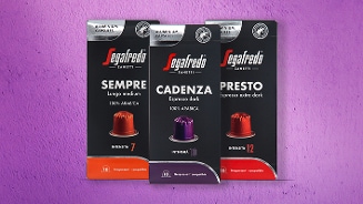 Segafredo Zanetti aluminium koffiecapsules voor Nespresso, varianten Sempre Lungo medium, Cadenza Espresso dark en Presto Espresso extra dark, op een paarse achtergrond.