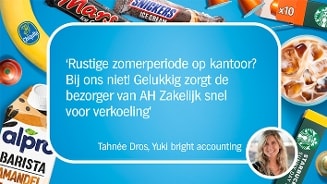 Afbeelding met felblauwe achtergrond waarop zomerse producten te zien zijn, zoals een banaan, Mars-ijsje, Snickers-ijsje, Alpro Barista amandelmelk en Starbucks-ijsdrankjes. In het midden staat een quote: ‘Rustige zomerperiode op kantoor? Bij ons niet! Gelukkig zorgt de bezorger van AH Zakelijk snel voor verkoeling’. Onderaan staat de naam Tahnée Dros, Yuki bright accounting, met een kleine profielfoto van een lachende vrouw.