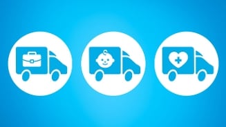Drie blauwe iconen van vrachtwagens op een blauwe achtergrond: de eerste met een koffer, de tweede met het gezicht van een baby, en de derde met een hart en medisch kruis.