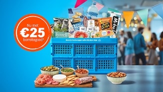 Blauwe Albert Heijn krat gevuld met diverse borrelproducten zoals chips, crackers, noten en kaas, met op de voorgrond een borrelplank met vleeswaren, kaas en olijven. Links een oranje cirkel met de tekst "Nu met €25 borreltegoed". Op de achtergrond feestelijke slingers en mensen op een borrel.