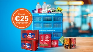 Blauwe AH-krat met diverse boodschappen, waaronder Perla koffie, AH cola, waterflessen en verschillende theedozen, met een oranje cirkel met de tekst "Nu met €25 shoptegoed".