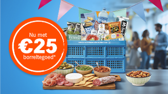 Borrelbox vol met hapjes, snacks en drankjes van bekende merken, gepresenteerd op een borrelplank en blauwe krat, met promotie: Nu met €25 borreltegoed bij Albert Heijn. Op de achtergrond mensen tijdens een borrelmoment.