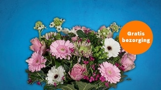 Boeket met roze en witte bloemen tegen een blauwe achtergrond met een oranje sticker waarop staat "Gratis bezorging".