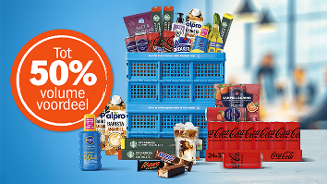Tot 50% volumevoordeel op diverse A-merk producten zoals Coca-Cola, Alpro Barista, Sant’Anna, Starbucks en Snickers, afgebeeld naast blauwe bezorgkratten van Albert Heijn.