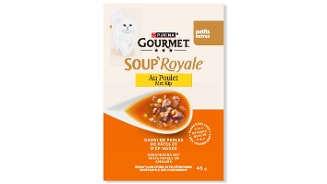 Purina Gourmet Soup Royale kattenvoer met kip, 45 gram, verpakking met afbeelding van een witte kat en een kom soep met pasta parels en spinazie.