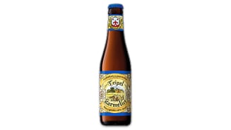 Tripel Karmeliet bierflesje tegen een witte achtergrond