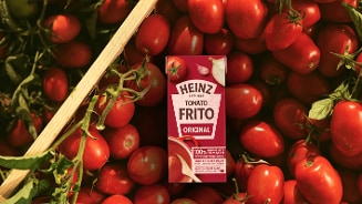 Heinz Tomato Frito Original karton tussen verse tomaten