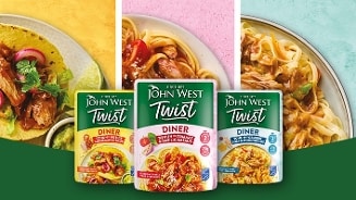 Drie verpakkingen John West Twist Diner maaltijden, met op de achtergrond borden met gerechten zoals taco's en pasta.