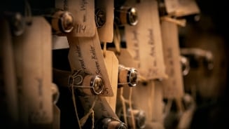 Flessen met handgeschreven labels in een wijnkelder