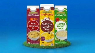 Drie pakken Melkunie zuivelproducten: Rum rozijnen vla, Bolletjes vanille vla en Havermoutpap, geplaatst op een stukje gras tegen een blauwe achtergrond.