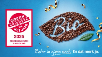 Gekozen Huismerk Product van het Jaar 2025, omgeven door koffiebonen in de vorm van een oog en de tekst "Beter in eigen merk. En dat merk je."