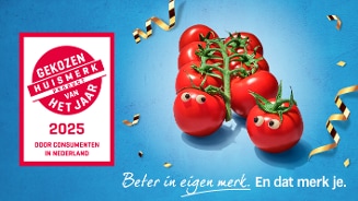 Beeld van tomaten met ogen, met een label dat zegt "Gekozen Huismerk Product van het Jaar 2025" en de tekst "Beter in eigen merk. En dat merk je." op een blauwe achtergrond met slingers.