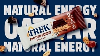 Trek Protein Oat Bar Cocoa Oat reep met granen en stukjes chocolade op een achtergrond met de tekst 'Natural Energy'
