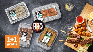 BBQ promotie met diverse gemarineerde vlees- en visspiesen, 1+1 gratis aanbieding.