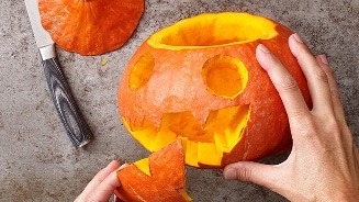 Een uitgesneden pompoen in de vorm van een Halloween-gevicht.