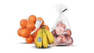 Bananen, mandarijnen en kleine appels in verpakkingen