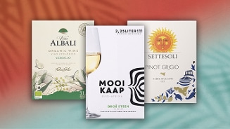 Drie wijnverpakkingen: Viña Albali Verdejo biologische witte wijn, Mooi Kaap Droë Steen uit Zuid-Afrika en Settesoli Pinot Grigio uit Sicilië.