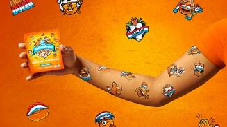 Decoratieve Oranje stickers en tattoos op arm, speciaal voor voetbalthema.