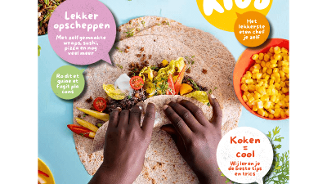 Tijdschriftcover van Allerhande Kids van Albert Heijn, met een kind dat een zelfgemaakte wrap vult, omringd door kleurrijke ingrediënten en speelse tekstballonnen, ideaal voor kinderachtige kookavonturen.