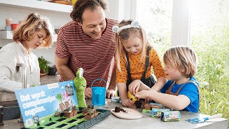 Kinderen spelen met MoestuinMaatjes in de keuken