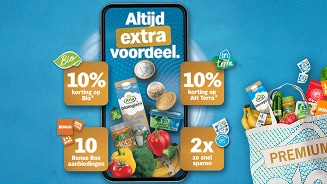 Altijd extra voordeel bij Albert Heijn: afbeelding met smartphone waarop staat ‘Altijd extra voordeel’, omringd door producten zoals groenten, zuivel en brood. Links een bordje met ‘10% korting op Bio’, rechtsonder ‘2x zo snel sparen’, rechts ‘10% korting op AH Terra’ en linksonder ‘10 Bonus Box aanbiedingen’. Rechts staat een boodschappentas gevuld met producten en voorzien van het label ‘Premium’.