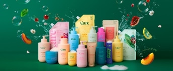 Verschillende Albert Heijn Care verzorgingsproducten op een groene achtergrond met fruit, bladeren en bellen voor een frisse uitstraling