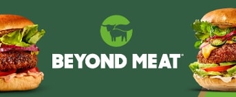 Beyond Meat gerechten met burgers en een bord met wraps en noedels, geplaatst op een groene achtergrond.