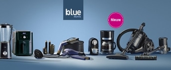 Assortiment van Blue Home huishoudelijke apparaten, waaronder een blender, keukenmachine, koffiezetapparaat, föhn en stofzuiger, op een blauwe achtergrond met label 'Nieuw'