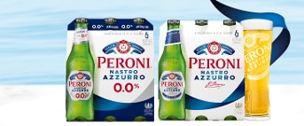 Peroni Nastro Azzurro bier en Peroni 0.0% alcoholvrij bier in fles en verpakking, met een glas bier op de achtergrond.