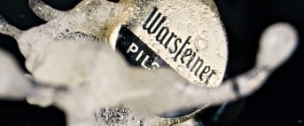 Warsteiner bierdop bedekt met waterspetters