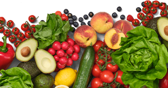 Kleurrijk assortiment van vers fruit en groenten met tomaten, avocado's, perziken, sla, komkommer, citroen, radijsjes en bessen.