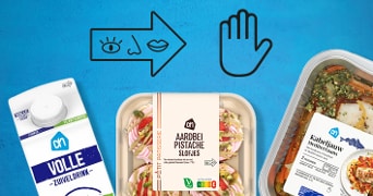 Albert Heijn producten: volle zuiveldrink, aardbei pistache slofjes en kabeljauw mediterrane mealbox voor een blauwe achtergrond.