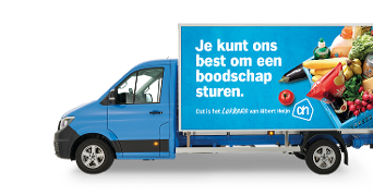 Albert Heijn bezorgwagen met reclameslogan "Je kunt ons best om een boodschap sturen" en afbeeldingen van boodschappen.
