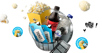 Bakje popcorn, flesje Coca-Cola, flesje Sourcy mineraalwater en twee bioscoopkaartjes met Pathé logo, omringd door popcorn en filmrol.