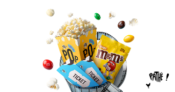 Bak popcorn en zak M&M's pinda, samen met twee bioscoopkaartjes en Pathé-logo.