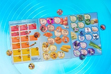 Spaaralbum met stickervakken en kleurrijke Disney-figuren, omringd door afbeeldingen van groenten en fruit zoals appels, wortels en mais, bedoeld voor een spaaractie bij Albert Heijn.