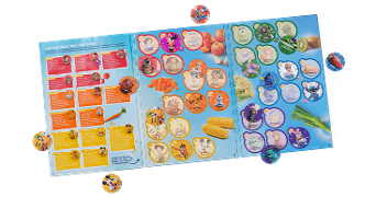 Spaaralbum met stickervakken en kleurrijke Disney-figuren, omringd door afbeeldingen van groenten en fruit zoals appels, wortels en mais, bedoeld voor een spaaractie bij Albert Heijn.