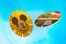 Gouden ronde munt met het gezicht van Mickey Mouse aan de voorkant en een "Oh Boy! Je hebt een prijs gewonnen!" boodschap met QR-code en wincode aan de achterkant.