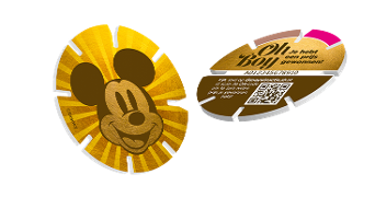 Gouden ronde munt met het gezicht van Mickey Mouse aan de voorkant en een "Oh Boy! Je hebt een prijs gewonnen!" boodschap met QR-code en wincode aan de achterkant.