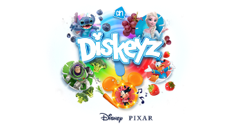 Afbeelding van Diskeyz spaaractie bij Albert Heijn met Disney- en Pixar-figuren zoals Elsa, Stitch, Buzz Lightyear, Donald Duck en Minnie Mouse, omringd door groente en fruit zoals druiven, broccoli, wortel en aardbei.