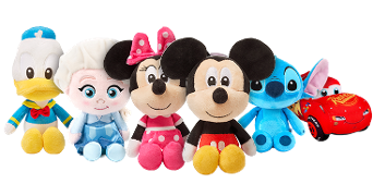 Zes Disney-knuffels op een rij. Donald Duck, Elsa, Minnie Mouse, Mickey Mouse, Stitch en Bliksem McQueen.