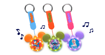 Sleutelhangers in de vorm van Mickey Mouse oren met afbeeldingen van Disney-personages, waaronder Donald Duck, Stitch en Elsa, voorzien van kleurrijke labels met "Diskeyz" en muzieknoten.