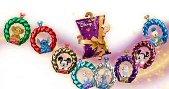 Disney figuren als kerstornamenten in kleurrijke lijsten, met een paarse cadeauverpakking in het midden omringd door vraagtekens, tegen een feestelijke achtergrond