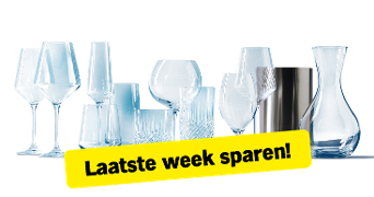 Verschillende glazen en een karaf met gele banner waarop staat 'Laatste week sparen!'
