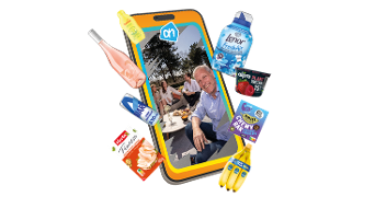 Afbeelding van een smartphone met Albert Heijn logo, waarop een groep mensen buiten samen zit. Rondom het scherm zijn diverse A-merk producten geplaatst, waaronder Lenor Fresh Air, Alpro Plant Protein, bananen, Nesquik Finesse, Optimel yoghurt, Chewy bars en een fles rosé.