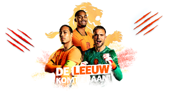 Drie voetballers in Nederlands elftal tenue met oranje leeuw op de achtergrond, tekst "De leeuw komt eraan!" op de voorgrond.