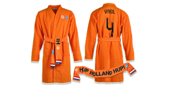 Oranje badjas met Nederland voetbalthema, voorzien van rugnummer 4 en naam "Virgil", inclusief ceintuur met de tekst "Hup Holland Hup!" en gekleurde details in rood, wit en blauw.