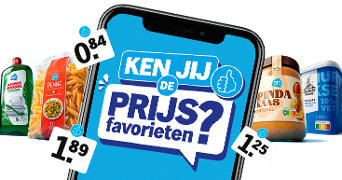 Smartphone met de tekst "Ken jij de prijsfavorieten?" in het scherm, omringd door Albert Heijn producten zoals afwasmiddel, penne pasta, pindakaas en magere kwark, met bijbehorende prijslabels.