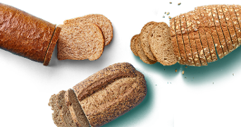 Drie verschillende soorten gesneden volkorenbrood, waaronder een brood met havervlokken en een meerzadenbrood, gepresenteerd op een turquoise achtergrond.