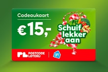 Cadeaukaart van €15 van de Postcode Loterij en Albert Heijn met de tekst "schuif lekker aan", omringd door borden met verschillende gerechten en een glas water.